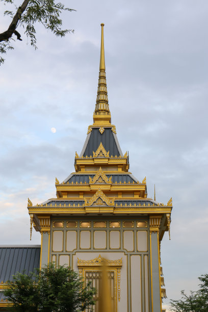 火葬场区域的一部分建筑，背景是月亮图片下载