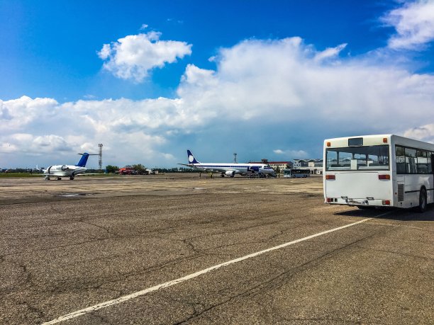 在机场附近的跑道上为运输和飞机服务。图片下载