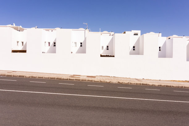 在加那利群岛，可以看到街道和美丽的白色建筑。图片下载