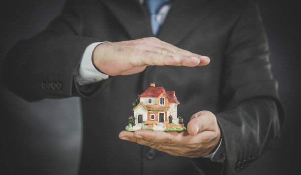商人持有房产，有保险和抵押的概念图片下载