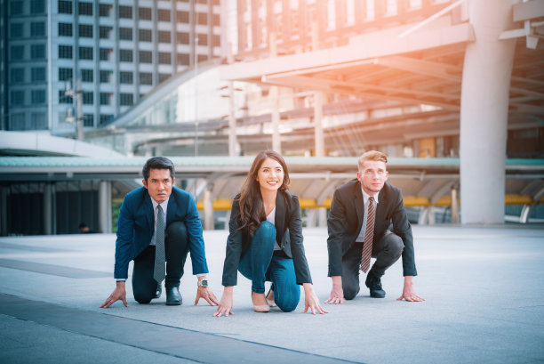 业务团队已经准备好在模糊的城市背景下开始运行。企业成功的概念图片下载