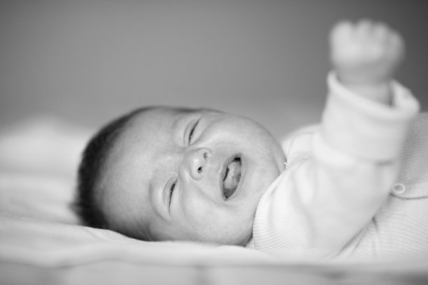 小女孩哭了图片下载