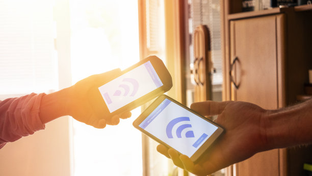 智能手机之间的无线充电。图片下载