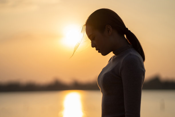 亚洲女人她感到孤独和孤独。剪影照片图片下载