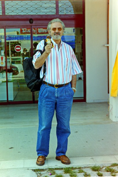 1998年的今天，一名游客在土耳其的安塔利亚享受他的冰棒。图片下载