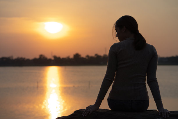 亚洲女人她感到孤独和孤独。剪影照片图片下载