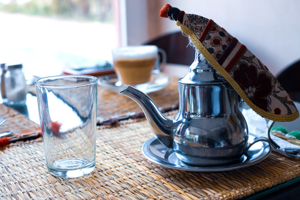 摩洛哥茶，薄荷和糖，放在一个铜板上和水壶图片下载