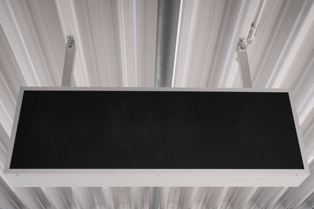 天花板上的空白黑色标志模型/空白标志模型-图片下载