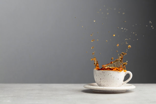 小陶瓷杯红茶。图片下载