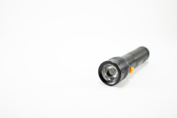 白色背景上的黑色手电筒。孤立。图片下载