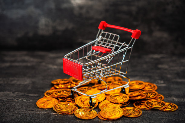 购物车停在钱堆上面图片下载