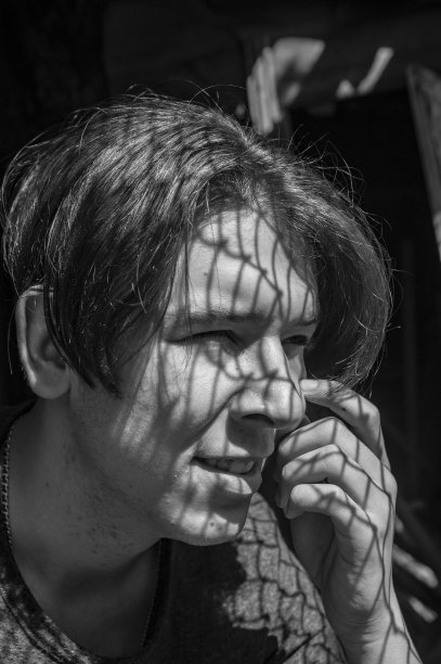 水平框架半身像的一个年轻人，程式化的黑色和白色的电影照片中午与硬阴影图片下载