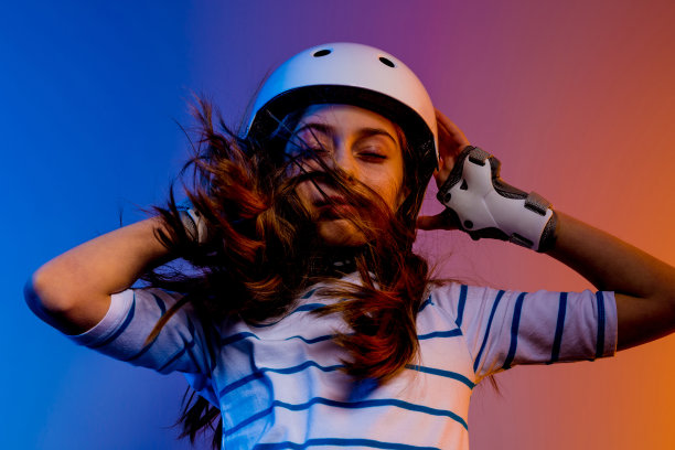 年轻的孩子女孩的肖像在溜冰头盔-安全和运动图片下载