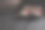 一双旧的，破旧的红色帆布鞋留在角落里图片下载
