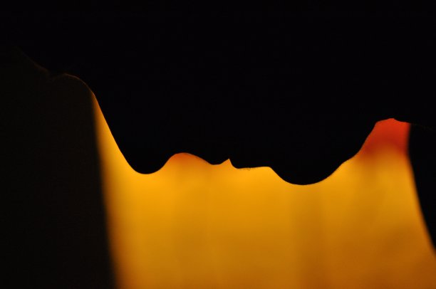 阴影，在夜晚的灯光下勾勒出女人的脸。专注和体贴。浓度图片下载