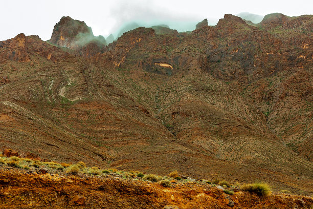 摩洛哥的阿特拉斯山脉。浓雾笼罩着高山图片下载