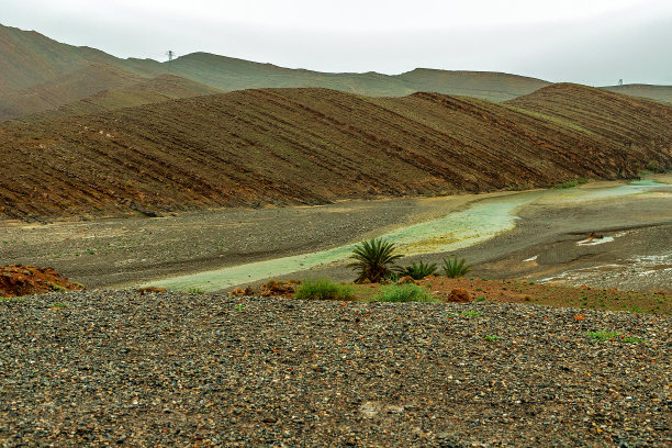 摩洛哥的阿特拉斯山脉。浓雾笼罩着高山图片下载