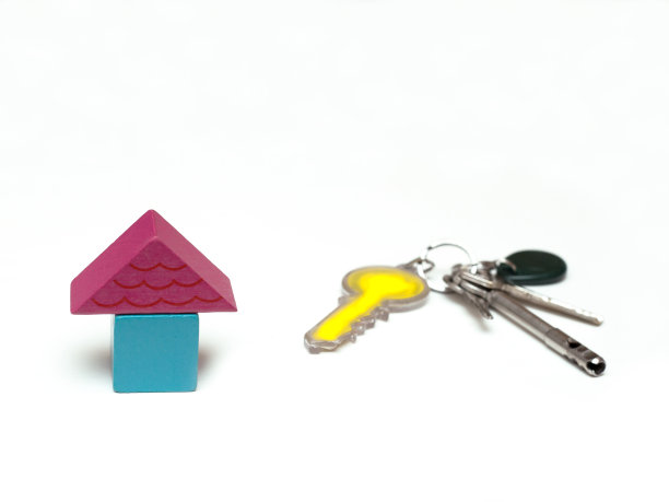 一个玩具房子和一把钥匙图片下载