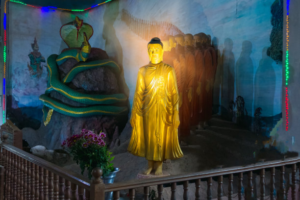 佛像和弟子像与两条蛇绑在一起，在大山上图片下载