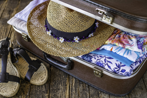 为暑假准备的行李箱，复古、复古、旧行李箱图片下载