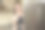 一个女人在冰箱前的肖像图片下载