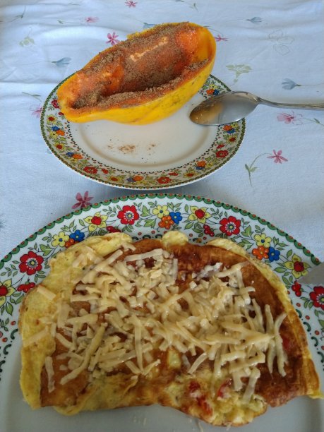 早餐:芝士煎蛋卷和木瓜肉桂图片下载