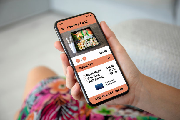 女性手拿彩色衣服拿着手机用app送餐图片下载