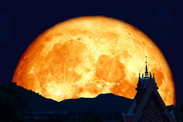 超级月亮背后的剪影寺庙门顶在维萨布察日图片下载