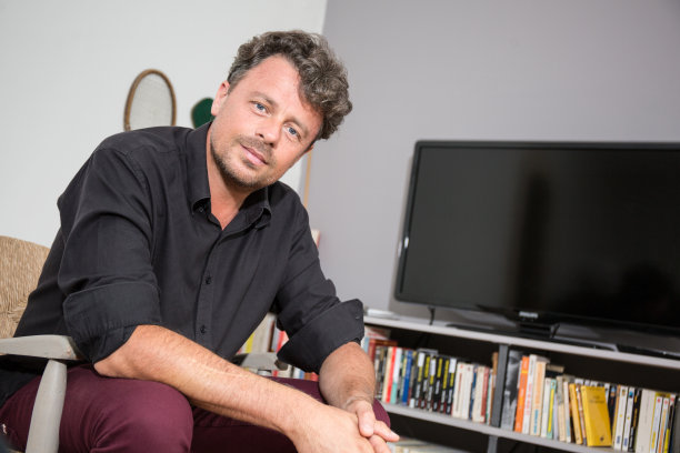 英俊的现代人坐在客厅里图片下载