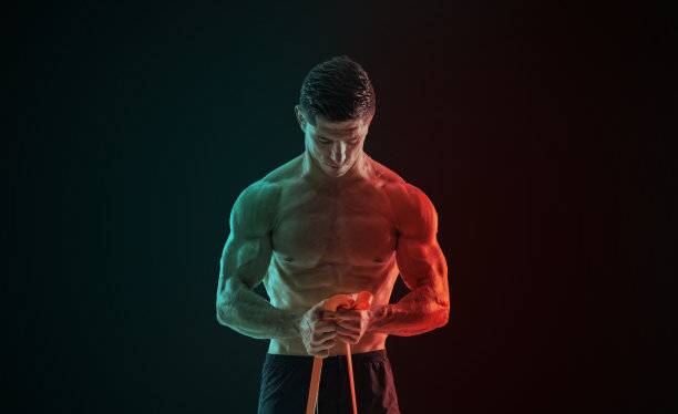 一个用绳子做运动的肌肉男图片下载