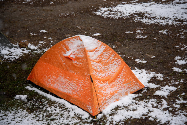 旅游帐篷矗立在一个被雪覆盖的营地里图片下载