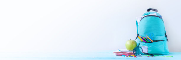 概念回到学校。全绿松石学校背包和文具桌上。图片下载