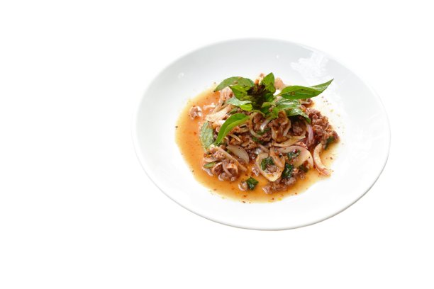 泰式辣肉末沙拉和罗勒图片下载