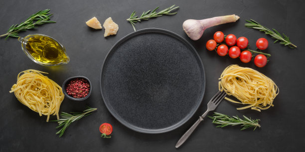 干生意大利扁面，西红柿，罗勒，帕尔马干酪的边缘用于烹饪地中海菜肴。文字或设计空间。横向布局。图片下载