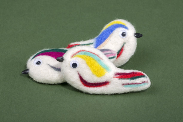 三枚用毛毡制成的鸟形胸针图片下载