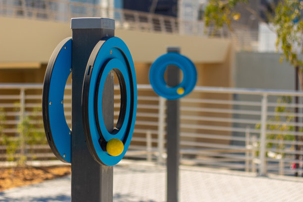 公园里的腹肌轮健身器材图片下载