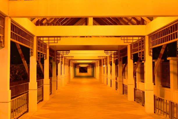 有黄色灯泡的建筑物上的人行道图片下载