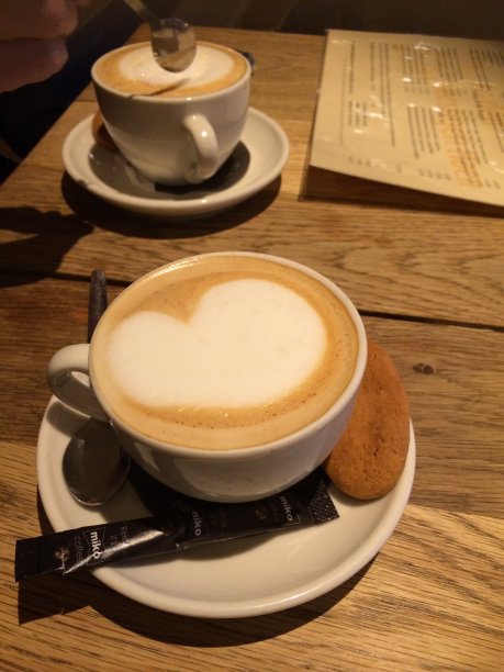 起泡的卡布奇诺时间图片下载