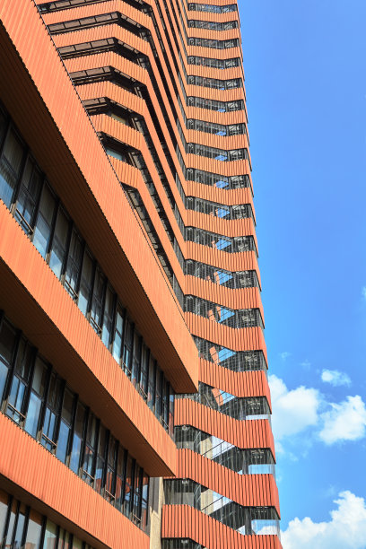 经济大学一栋多层建筑的楼梯图片下载