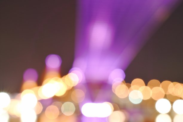 河流背景和纹理上桥梁的模糊灯光图片下载