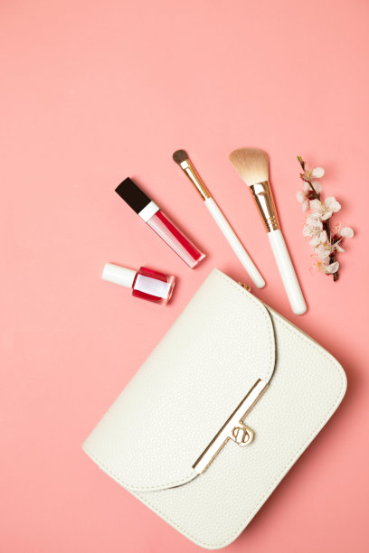 时尚的白色包与粉红色的背景化妆图片下载
