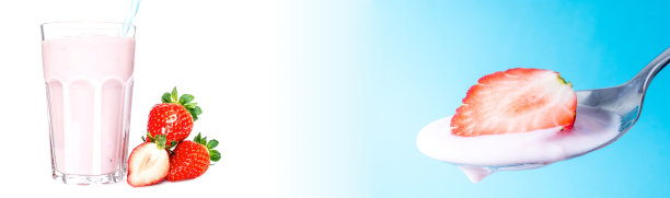 新鲜熟透多汁的草莓在勺子与酸奶特写在一个蓝色背景与背景的玻璃杯与草莓酸奶鸡尾酒，孤立在白色。大尺寸的照片。图片下载