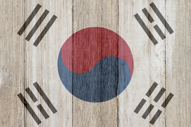 一面古老而质朴的韩国国旗挂在风化的木头上图片下载