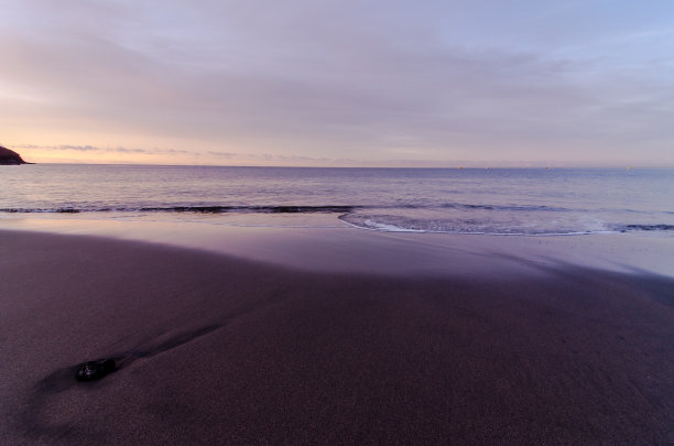 日出时的海滩和海浪图片下载