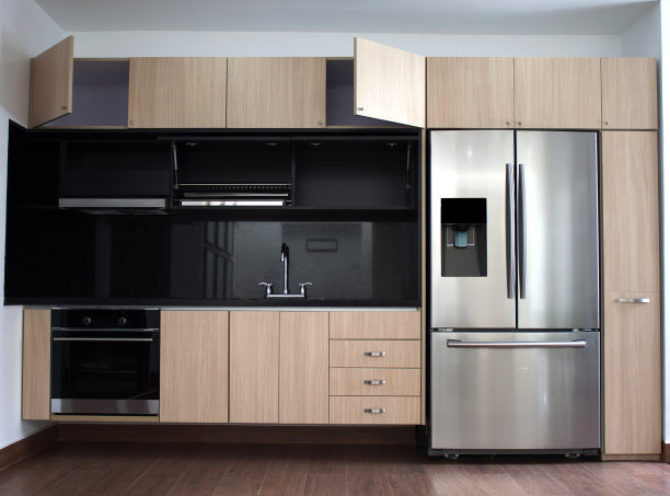 室内设计洁净现代木材和黑色厨房。图片下载