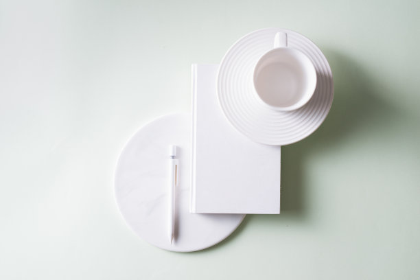 白色背景上的办公用品组合。平躺，俯视图。图片下载