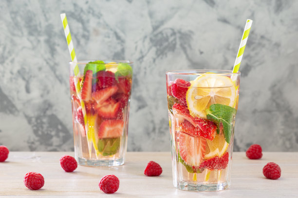 两杯用吸管喝的柠檬水。山莓分散。这是一款含有浆果和柠檬的提神饮料。明亮的夏天的照片。图片下载