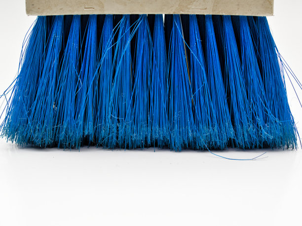 迷你蓝色吸尘器孤立在白色背景。图片下载