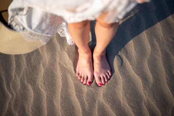 年轻女子站在巴厘岛的沙滩上图片下载