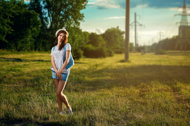 美丽的女孩穿着白色背心在公园里，性感的样子图片下载